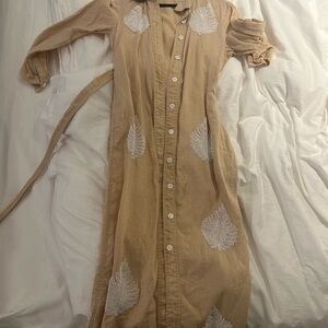 Elegant Tan Button-Down Dress with White Leaf Accents Zara